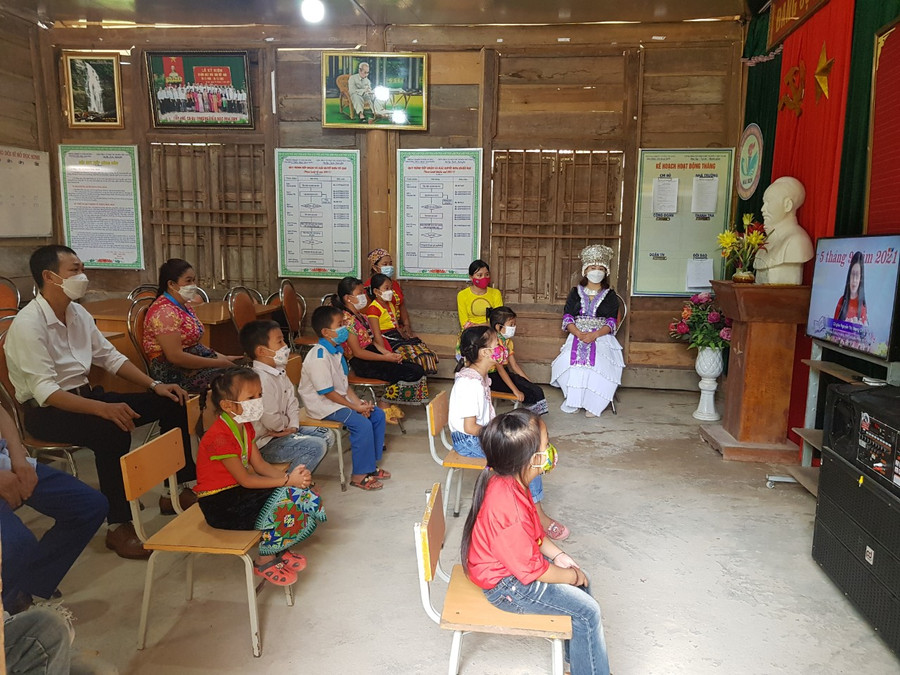 Buổi lễ khai giảng tại Trường Tiểu học Mai Sơn đơn giản chỉ với chiếc tivi đặt trong phòng hội đồng. Dù vậy, giáo viên, học sinh mặc đồng phục, váy áo truyền thống của dân tộc mình. Với đồng bào người Thái, Mông, Khơ mú... trang phục truyền thống chỉ mặc vào dịp lễ quan trọng, và lễ khai giảng năm học mới là một trong những sự kiện ý nghĩa đặc biệt.