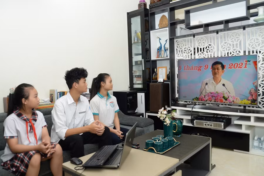 Một năm học đặc biệt chính thức bắt đầu, dù không có buổi tựu trường, lễ khai giảng tập trung đông đủ thầy cô, bạn bè. Từ vùng điều kiện thuận lợi như vùng thành thị, hay còn nhiều thiếu thốn ở vùng cao, điểm chung của thầy trò toàn tỉnh là khí thế quyết tâm, khắc phục khó khăn, để bước vào dạy học, đạt mục tiêu đề ra.