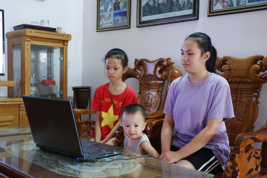 Dịp hè, gia đình anh Nguyễn Trọng Sách đưa các con từ thành phố Vinh về quê tại xã Diễn Hoa, huyện Diễn Châu, Nghệ An. Tuy nhiên, do dịch bệnh, đến năm học mới, 2 cháu Nguyễn Quỳnh Như (Trường THCS Hưng Dũng) và Nguyễn Ngọc Diệp (Trường Tiểu học Hưng Dũng 1) vẫn chưa thể quay vào TP Vinh. Lễ khai giảng, 2 cháu chưa có đủ đồng phục, sách vở, dụng cụ học tập ở quê, nhưng bố mẹ đã cố gắng mua máy móc, lắp wifi để các cháu dự khai giảng và hôm sau học trực tuyến.