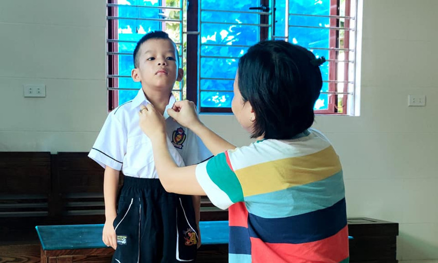 Năm nay, bé Nguyễn Dương Trường An (TP Vinh) bước vào lớp 1. Như những năm trước, bé sẽ có lễ khai giảng đầu đời với sự chào đón của đông đảo thầy cô, các anh chị lớp lớn. Nhưng năm nay, lễ khai giảng của Trường An diễn ra tại nhà, xem trên ti vi. Dù vậy, bé vẫn dậy sớm, háo hức được mẹ mặc đồng phục để dự lễ.