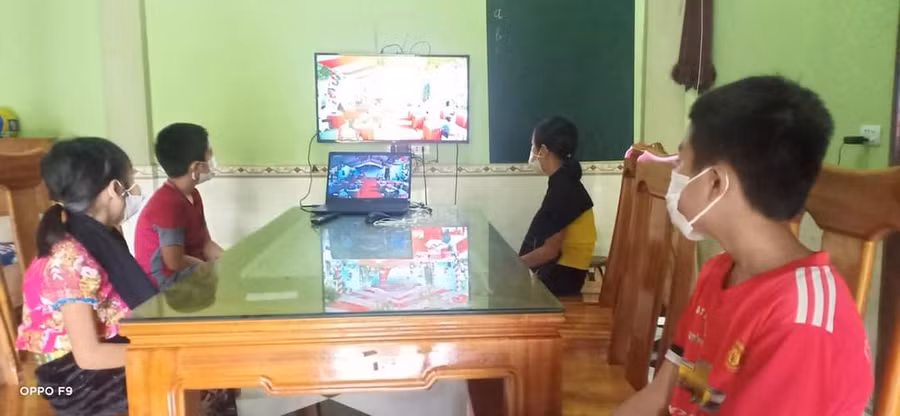 Năm học 2021-2022, trường vẫn duy trì ở 5 điểm bản, do địa hình cách biệt, xa xôi. Ở các điểm lẻ, giáo viên đưa học sinh đến nhà, mở máy tính kết nối với tivi để cho học sinh xem lễ khai giảng được truyền hình trực tiếp trên toàn tỉnh.