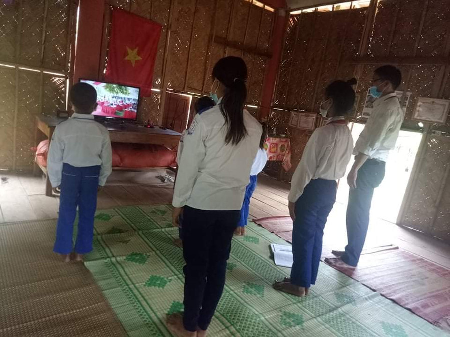 Một số làng bản vùng cao khác của Nghệ An, do điều kiện xa xôi, các em dự lễ khai giảng ở gia đình hoặc nhà trưởng bản. Bộ quần áo đồng phục được chờ đến ngày khai giảng đem ra mặc. Lá cờ Tổ quốc treo trang trọng trong gian nhà tranh tre nứa.