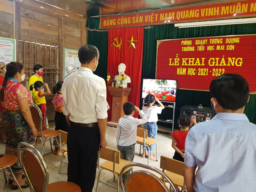 Trường Tiểu học Mai Sơn nằm tại xã biên giới Mai Sơn, huyện Tương Dương, Nghệ An. Thời điểm này, huyện Tương Dương đang thực hiện chỉ thị 15, riêng xã Mai Sơn chưa có ca bệnh nhân Covid-19. Vì vậy, nhà trường linh động tổ chức cho học sinh, giáo viên tại điểm chính dự lễ khai giảng trực tuyến.