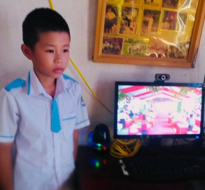 Em Nguyễn Anh Dũng, học sinh lớp 5A, Trường Tiểu học Nhân Thành, huyện Yên Thành, Nghệ An) mồ côi bố từ khi chưa lọt lòng. Sau đó, do hoàn cảnh, mẹ em đi bước nữa và gửi Dũng cho ông bà nội nuôi nấng. Năm nay, ông bà đều ngoài 80 tuổi, hoàn cảnh khó khăn. Trước thềm năm học mới, nhà trường đã vận động, kêu gọi quyên góp và tặng Dũng bộ máy tính trị giá 10 triệu đồng, với đầy đủ camera và kết nối mạng Internet. Vậy là ngày khai giảng, em đã có thể dự buổi lễ nhờ món quà từ sự yêu thương, chia sẻ của mọi người.