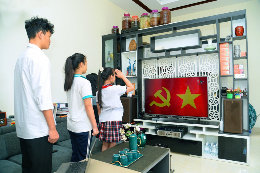 Gia đình anh Phan Tất Lành (xã Nghi Ân, TP Vinh, Nghệ An) có 3 con ở cả 3 cấp Tiểu học, THCS, THPT. Từ sáng sớm, các con đã dậy, mặc trang phục chỉnh tề. Dù lễ khai giảng trên tivi, nhưng các em vẫn thực hiện đầy đủ các nghi thức với cảm xúc hồi hộp, háo hức.