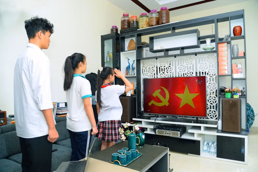 Gia đình anh Phan Tất Lành (xã Nghi Ân, TP Vinh, Nghệ An) có 3 con ở cả 3 cấp Tiểu học, THCS, THPT. Từ sáng sớm, các con đã dậy, mặc trang phục chỉnh tề. Dù lễ khai giảng trên tivi, nhưng các em vẫn thực hiện đầy đủ các nghi thức với cảm xúc hồi hộp, háo hức.