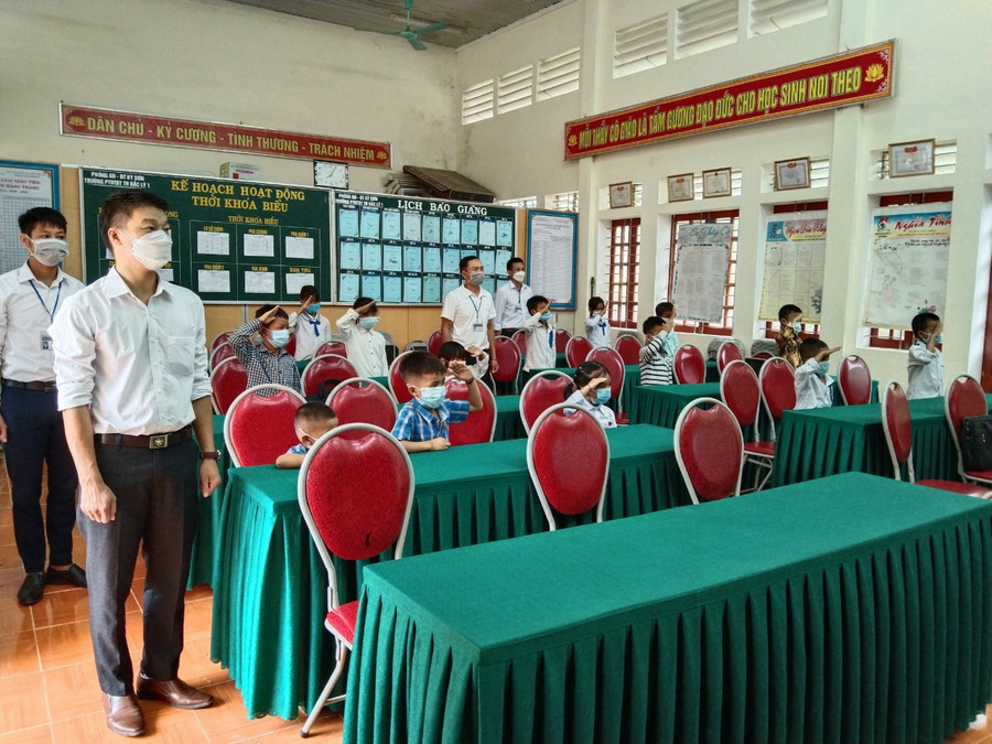 Trường Tiểu học Đọc Mạy (huyện Kỳ Sơn, Nghệ An) có 100% học sinh DTTS, chủ yếu là người Khơ Mú, Mông, Thái... Đặc thù ở vùng biên giới biệt lập, nhà trường vẫn được tập trung học sinh để khai giảng và sau đó dạy học trực tiếp, trên cơ sở đảm bảo phòng dịch