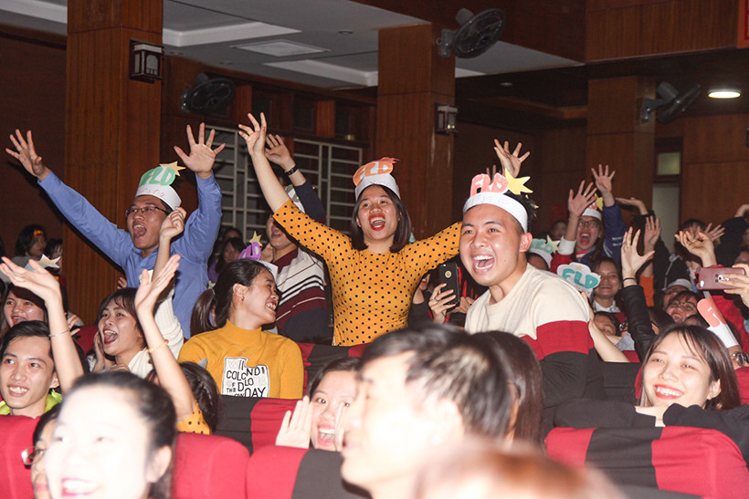 Khán giả cổ vũ nhiệt tình cho đội thi của mình Khán giả cổ vũ nhiệt tình cho đội thi của mình