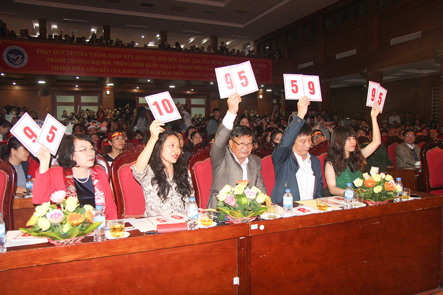 Ban giám khảo cho điểm các đội thi Ban giám khảo cho điểm các đội thi