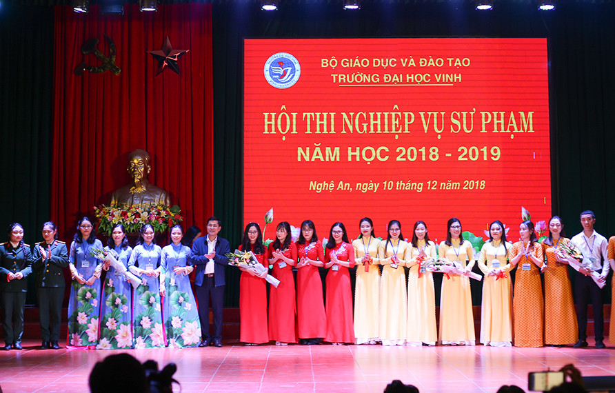 Ban giám hiệu nhà trường tặng hoa cho các đội dự thi Ban giám hiệu nhà trường tặng hoa cho các đội dự thi