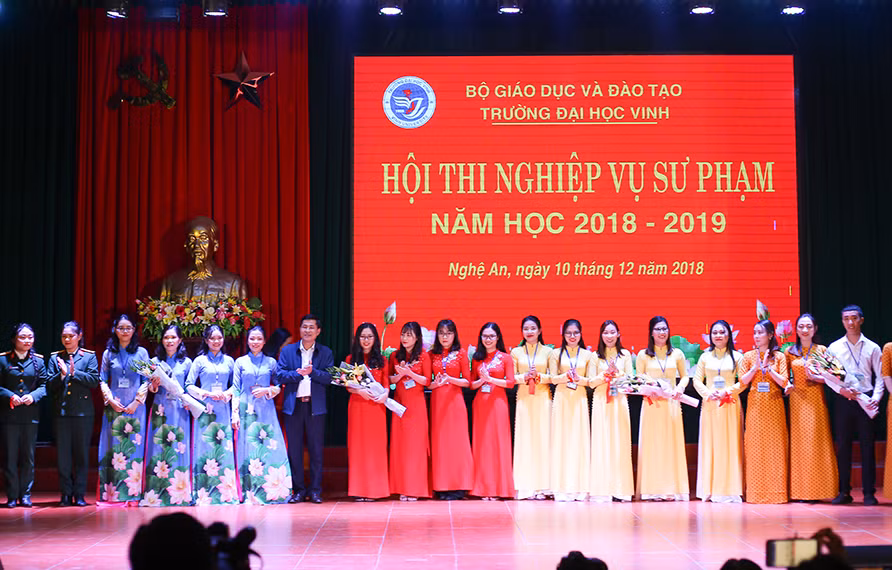 Ban giám hiệu nhà trường tặng hoa cho các đội dự thi