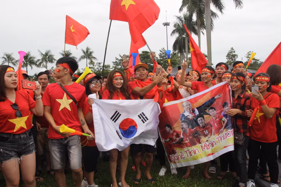 Người hâm mộ luôn tin tưởng và cổ vũ hết mình cho Đội tuyển quốc gia Việt Nam cùng thầy Park Người hâm mộ luôn tin tưởng và cổ vũ hết mình cho Đội tuyển quốc gia Việt Nam cùng thầy Park