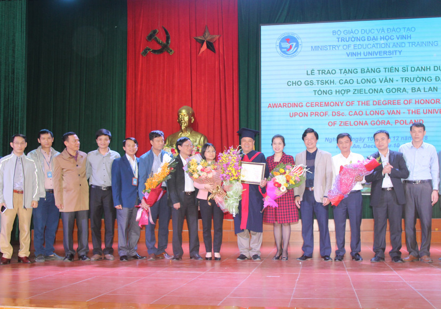 Các cựu học trò, nghiên cứu sinh tặng hoa tri ân GS.TSKH Cao Long Vân