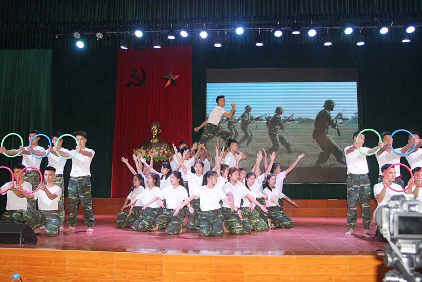 Phần thi chào hỏi của liên khoa GD Thể chất - GD Quốc phòng Phần thi chào hỏi của liên khoa GD Thể chất - GD Quốc phòng