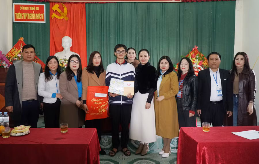 Đại diện Công đoàn cơ quan Sở GD&ĐT Nghệ An trao quà tết và nhận đỡ đầu học sinh mồ côi.