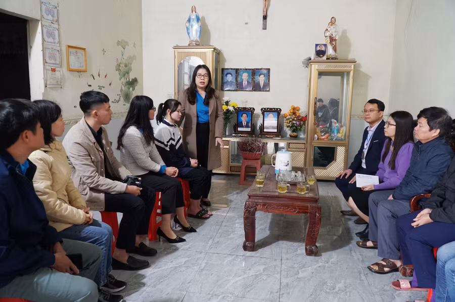 Đoàn công tác của Công đoàn Giáo dục Nghệ An và đơn vị nhận đỡ đầu tới thăm gia đình em Trần Thị Nhi (học sinh Trường THPT Nghi Lộc 5) lần lượt mất bố và mẹ trong năm 2022.