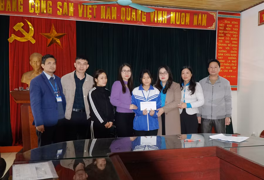 Đại diện công ty Villaconic trao quà đỡ đầu cho em Cao Thị Diệu Linh (học sinh Trường THPT Ngô Trí Hòa, huyện Diễn Châu, Nghệ An) mồ côi cả bố lẫn mẹ.