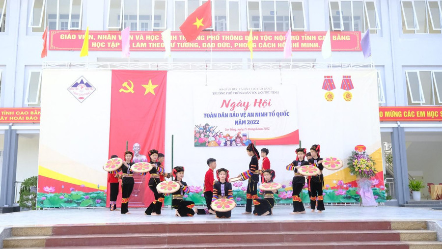 Một tiết mục văn nghệ của các em Học sinh Trường Phổ thông Dân tộc Nội trú tỉnh Cao Bằng. Một tiết mục văn nghệ của các em Học sinh Trường Phổ thông Dân tộc Nội trú tỉnh Cao Bằng.