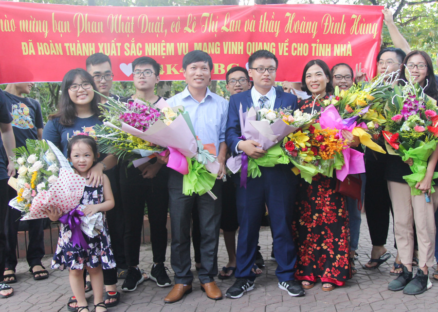 Cô Lê Thị Lan (áo dài hoa) trực tiếp bồi dưỡng em Phan Nhật Duật giành HCĐ Olympic Hóa học quốc tế 2018
