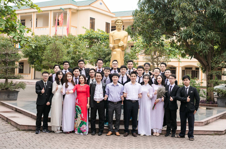 Cô Lan (áo dài đỏ) cùng các thầy giáo và học sinh Trường THPT chuyên Phan Bội Châu