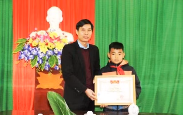 Tỉnh đoàn Thanh Hóa tặng bằng khen cho học sinh Nguyễn Văn Hoan.