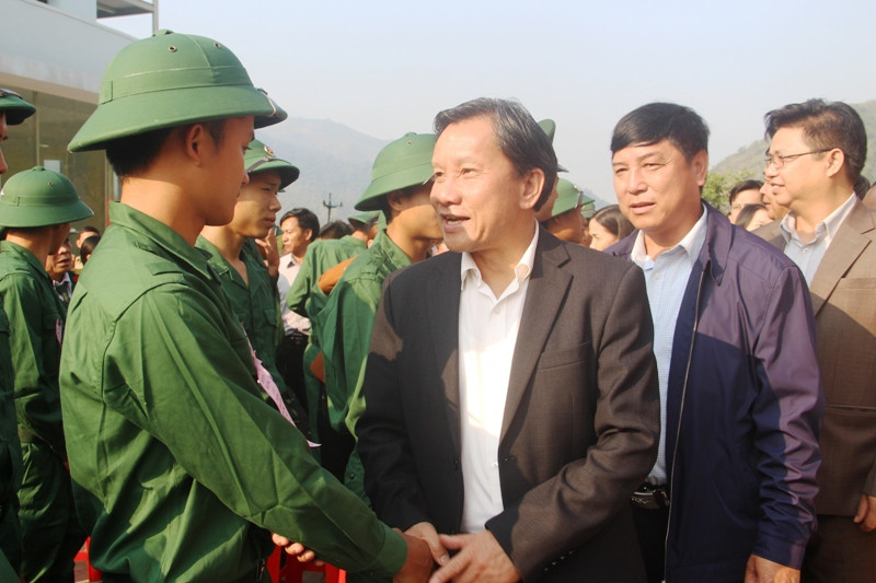 Bí thư Huyện ủy Mường Lát chúc mừng tân binh trước khi lên đường nhập ngũ.