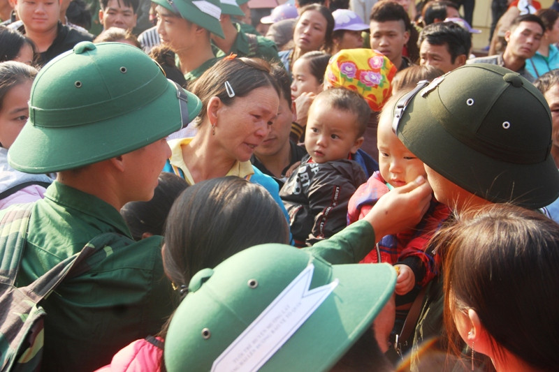 Tân binh chia tay với người thân.