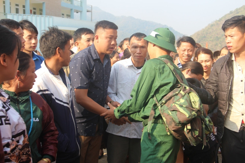 Người thân dặn dò tân binh trước khi lên xe.