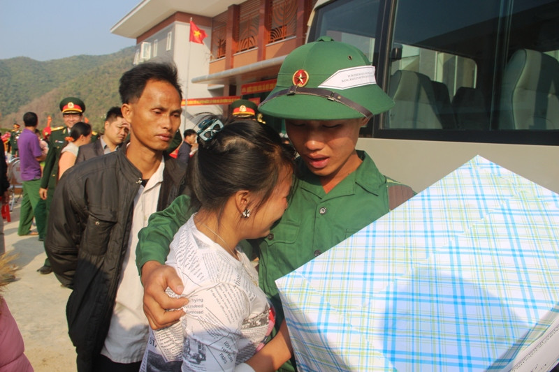 Quyến luyến trước giờ lên xe gia nhập quân đội.