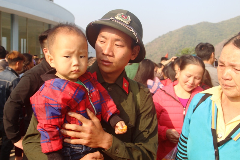 Trước giờ tân binh tạm xa gia đình để lên đường nhập ngũ bảo vệ Tổ quốc.