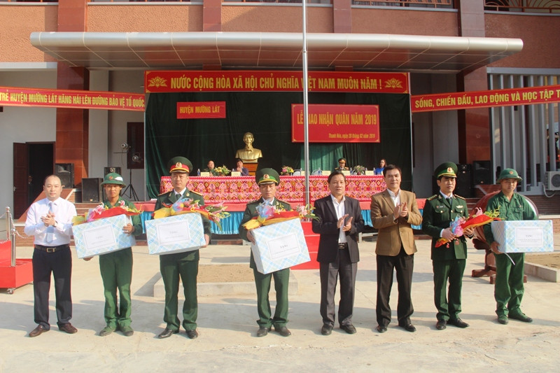 Đại diện Hội đồng nghĩa vụ quân sự tỉnh Thanh Hóa và huyện Mường Lát tặng quà cho các đơn vị nhận quân.