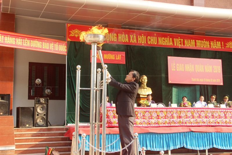 Ông Lương Minh Thông - Bí thư Huyện ủy Mường Lát (Thanh Hóa) thắp ngọt lửa truyền thống tại buổi lễ giao nhân quân 2019.