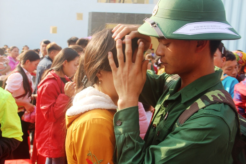 Hai vợ chồng bịn rịn chia tay nhau