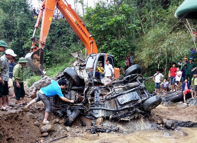 Lực lượng chức năng đang đưa xác xe ô tô bị vùi sâu dưới lòng suối lên bờ. Lực lượng chức năng đang đưa xác xe ô tô bị vùi sâu dưới lòng suối lên bờ.