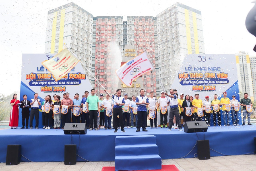 Nghi thức trao cờ truyền thống hội thao Công đoàn và hội thao Sinh viên Đại học Quốc gia TPHCM. Ảnh: VNUHCM.