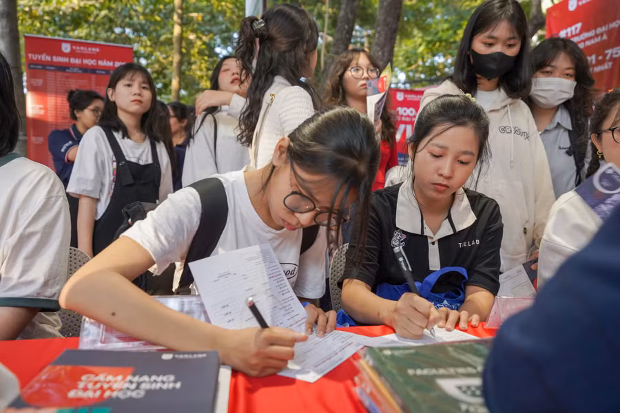 Học sinh tìm hiểu thông tin tuyển sinh Trường Đại học Văn Lang. Ảnh: T.M