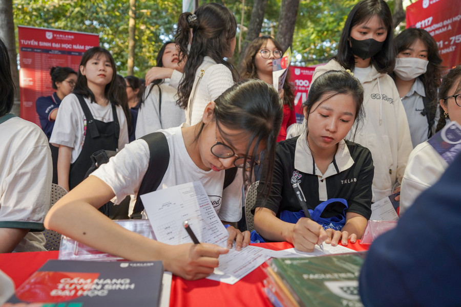 Học sinh tìm hiểu thông tin tuyển sinh Trường Đại học Văn Lang. Ảnh: T.M Học sinh tìm hiểu thông tin tuyển sinh Trường Đại học Văn Lang. Ảnh: T.M