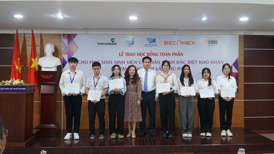 Đại diện Đại học Quốc gia TPHCM và các nhà tài trợ trao học bổng cho học sinh, sinh viên. Ảnh: M.Q. Đại diện Đại học Quốc gia TPHCM và các nhà tài trợ trao học bổng cho học sinh, sinh viên. Ảnh: M.Q.