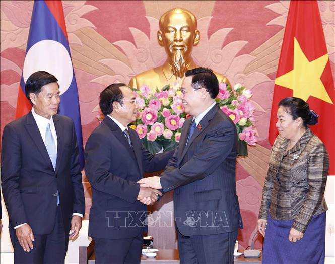 Chủ tịch Quốc hội Vương Đình Huệ và Thường trực Ban Bí thư Lào Bounthong Chitmany tại buổi tiếp. Ảnh: Doãn Tấn/TTXVN