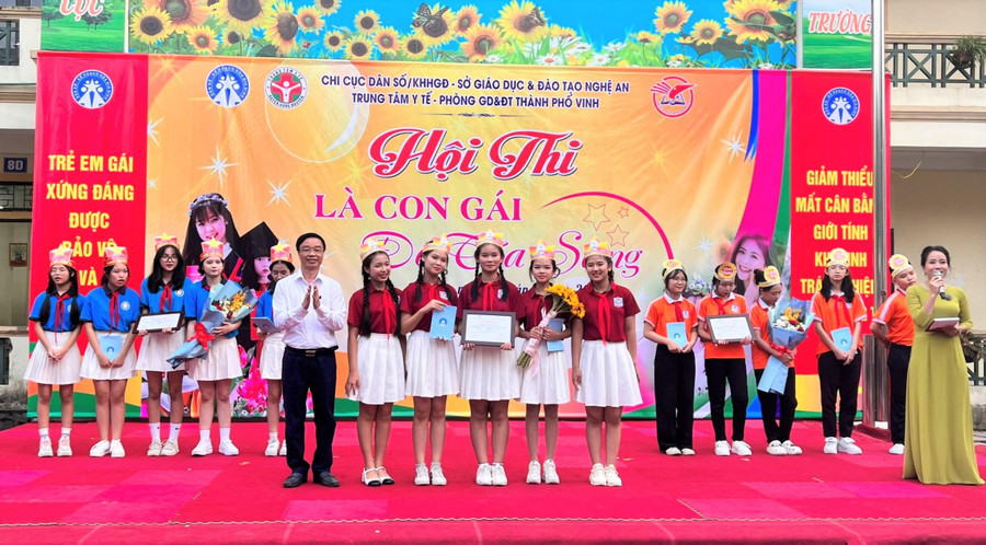 Ông Nguyễn Bá Tân - Chi cục trưởng Chi cục Dân số - KHHGĐ tỉnh trao giải Nhất cho Trường THCS Hưng Dũng. Giải Nhì thuộc về Trường THCS Trường Thi và giải 3 thuộc về Trường THCS Hưng Bình.