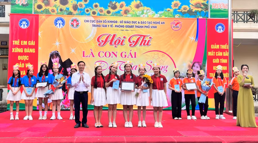 Ông Nguyễn Bá Tân - Chi cục trưởng Chi cục Dân số - KHHGĐ tỉnh trao giải Nhất cho Trường THCS Hưng Dũng. Giải Nhì thuộc về Trường THCS Trường Thi và giải 3 thuộc về Trường THCS Hưng Bình.