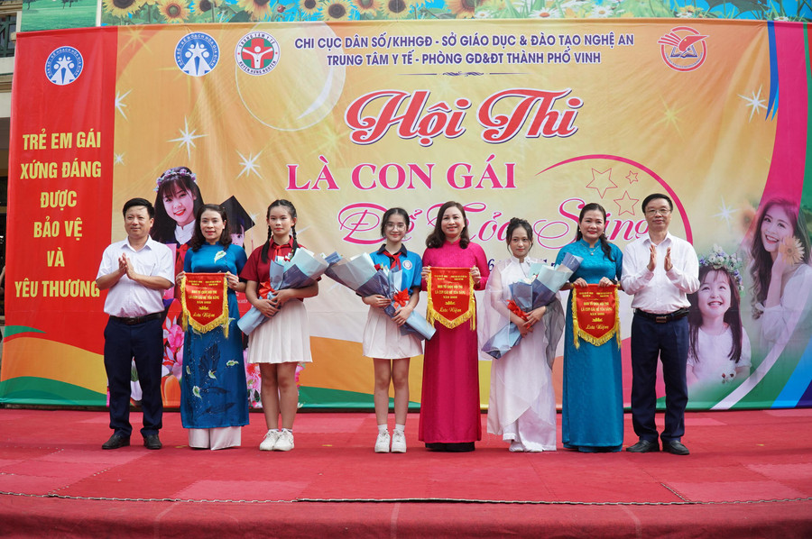 Ban tổ chức tặng cờ lưu niệm cho 3 đơn vị tham gia hội thi là Trường THCS Hưng Dũng, THCS Trường Thi và THCS Hưng Bình (TP Vinh, Nghệ An).