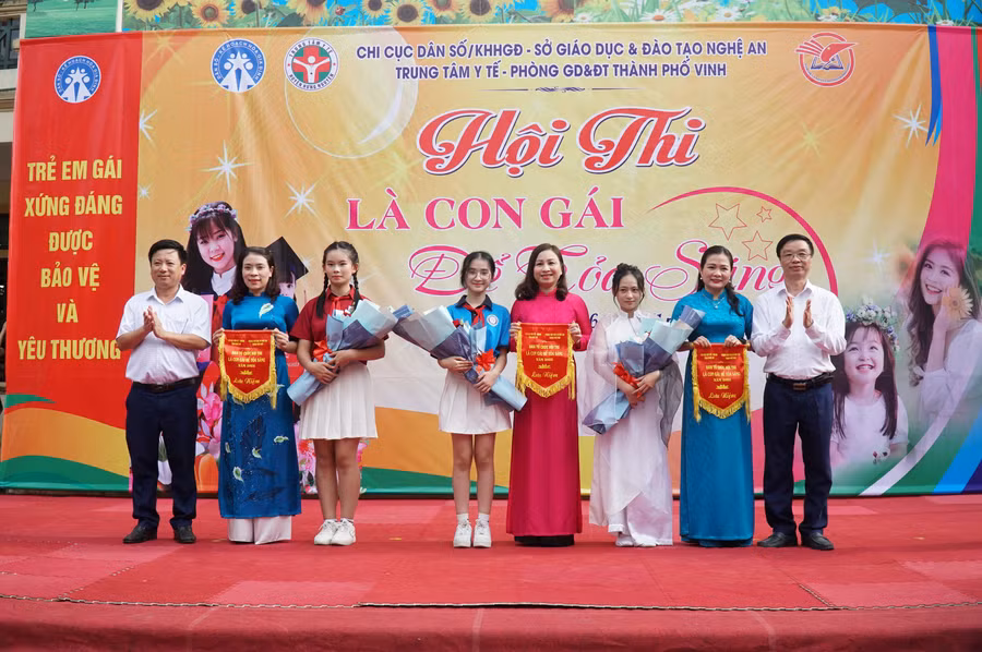 Ban tổ chức tặng cờ lưu niệm cho 3 đơn vị tham gia hội thi là Trường THCS Hưng Dũng, THCS Trường Thi và THCS Hưng Bình (TP Vinh, Nghệ An).