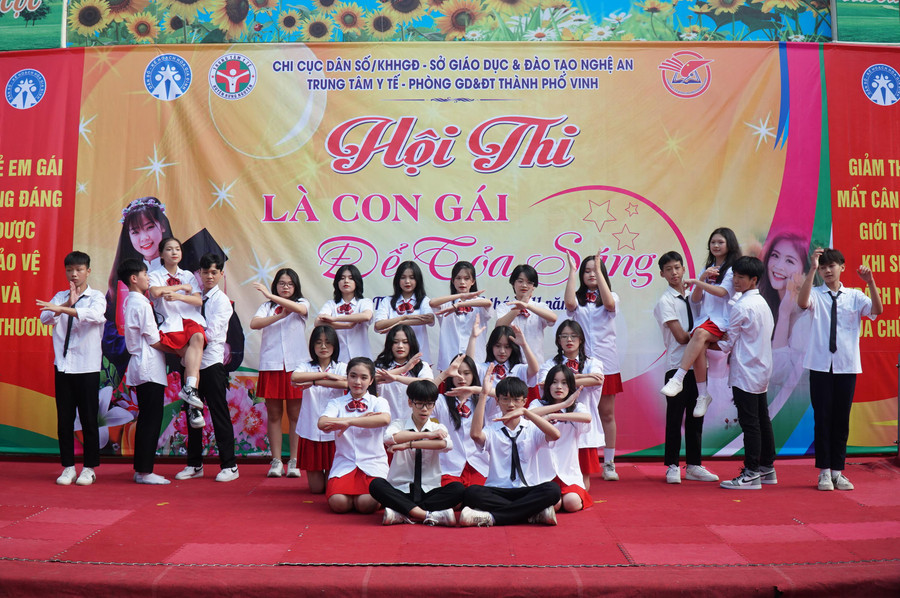 Phần văn nghệ chào mừng đến từ học sinh các trường THCS tham gia hội thi.