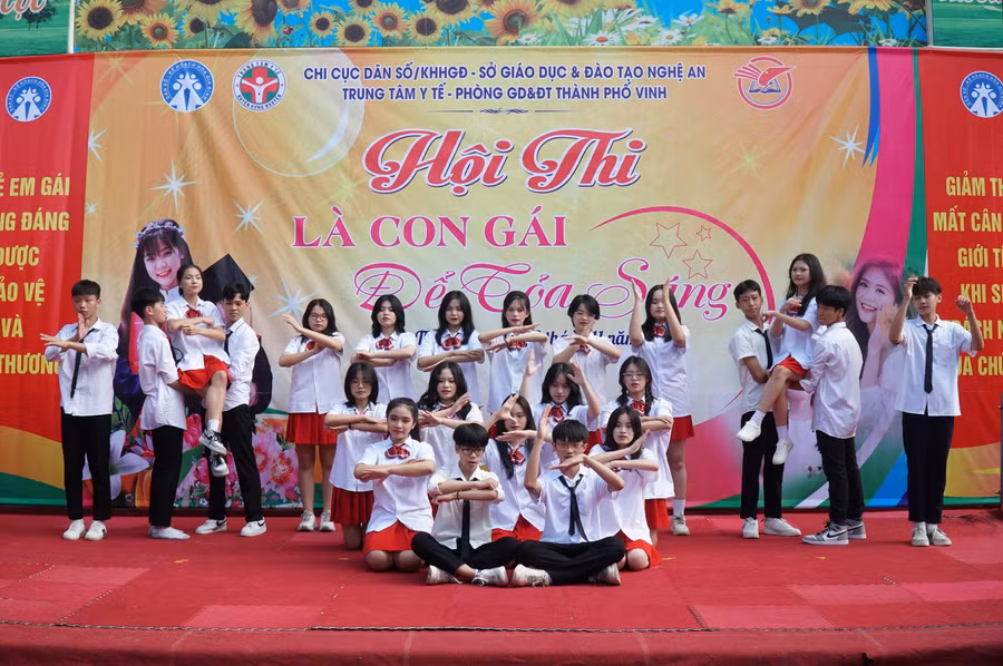 Phần văn nghệ chào mừng đến từ học sinh các trường THCS tham gia hội thi.