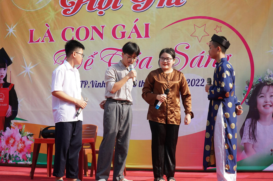 Phần thi chào hỏi được các đội chơi thể hiện phong phú đa dạng hình thức bao gồm hát dân ca ví dặm, sân khấu hóa...