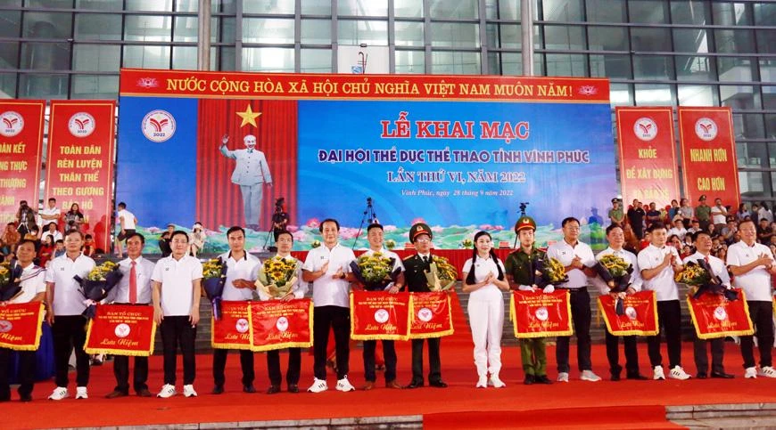 Lãnh đạo Tỉnh ủy Vĩnh Phúc tặng hoa, cờ lưu niệm cho các đoàn tham dự Đại hội.