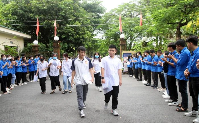 Các thí sinh điểm thi Trường THPT Chuyên Hùng Vương ra về sau khi hoàn thành bài thi cuối cùng của kỳ thi tốt nghiệp THPT