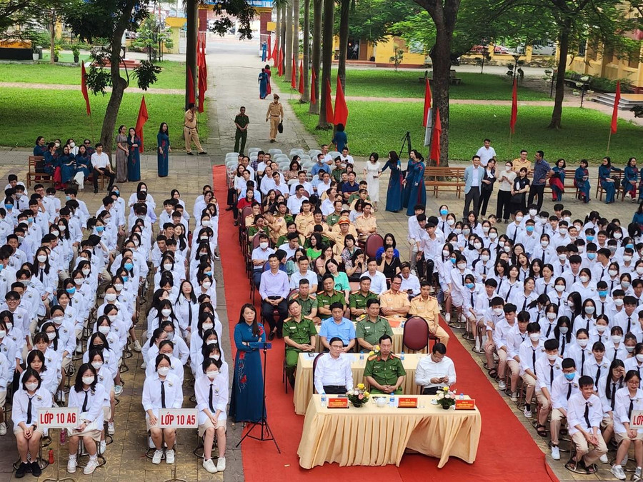 Hội nghị được tổ chức tại sân Trường THPT Vĩnh Yên với sự tham dự của đại diện lãnh đạo Công an các huyện, thành phố, các Phòng GD&ĐT, các trường THPT và Trung tâm GDTX... Hội nghị được tổ chức tại sân Trường THPT Vĩnh Yên với sự tham dự của đại diện lãnh đạo Công an các huyện, thành phố, các Phòng GD&ĐT, các trường THPT và Trung tâm GDTX...