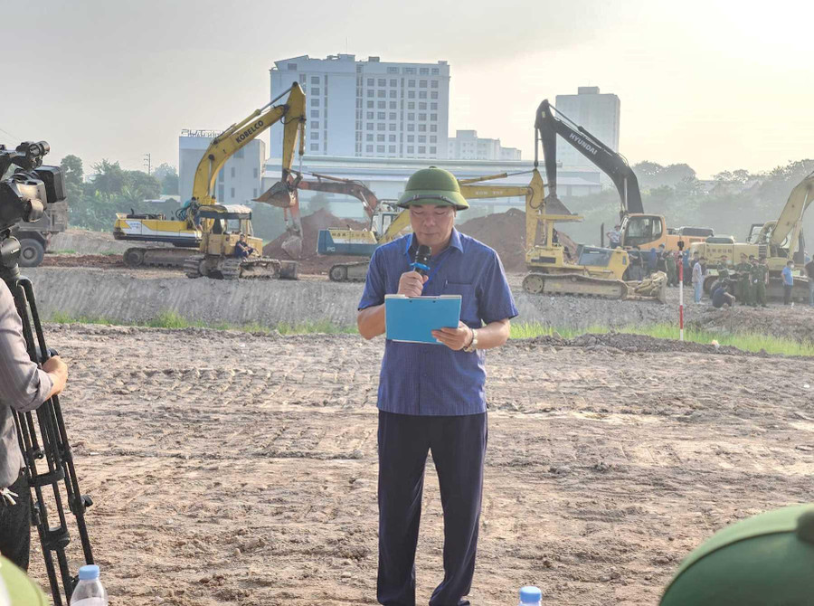 Ông Nguyễn Thế Hùng - Chủ tịch UBND phường Liên Bảo đọc quyết định cưỡng chế.